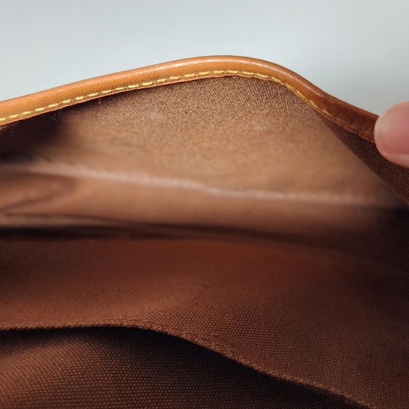 Louis Vuitton Saumur 30. Dryness & slight water marks on vachetta. - Picture 9 of 14